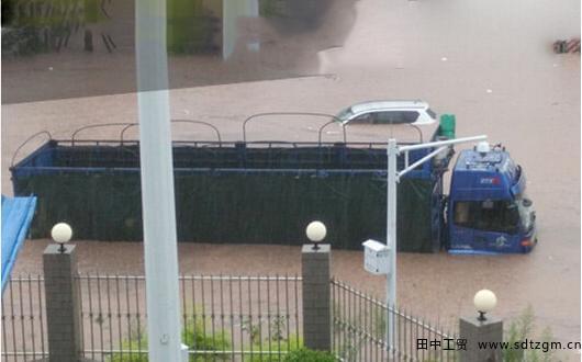 雨季積水多 行駛需注意.jpg