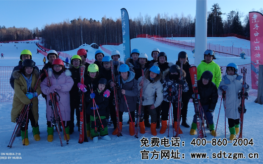 山東田中在滑雪場(chǎng)的合照